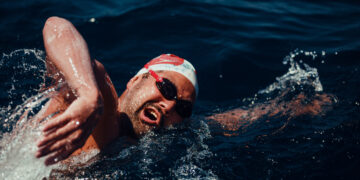 Erik Nakumo completa 76 km de nado na Ilha Grande