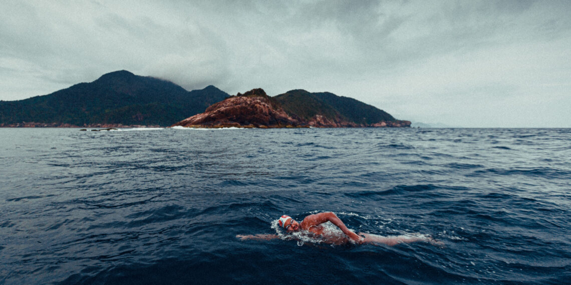 Erik Nakumo completa 76 km de nado na Ilha Grande