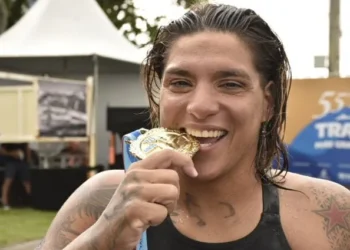 Ana Marcela Cunha vence Travessia Mar Grande-Salvador fazendo ida e volta