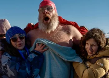 Australiano conclui desafio aquático no gelo