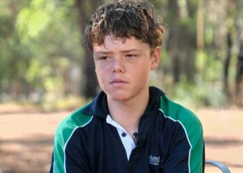 Nadador australiano de 13 anos salva a família a deriva no mar da Austrália