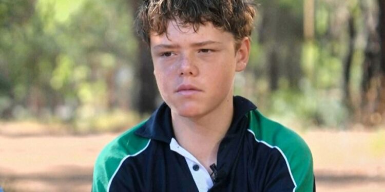 Nadador australiano de 13 anos salva a família a deriva no mar da Austrália