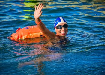 Nadadora colombiana realiza travessia inédita a Ilha Grande