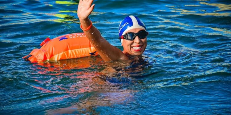 Nadadora colombiana realiza travessia inédita a Ilha Grande