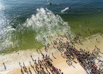 Rainha do Mar reúne milhares de mulheres em Copacabana