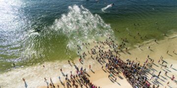 Rainha do Mar reúne milhares de mulheres em Copacabana