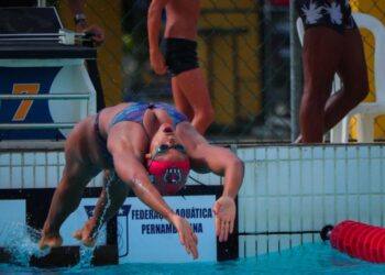 Etiene Medeiros faz volta oficial nadando “em casa”