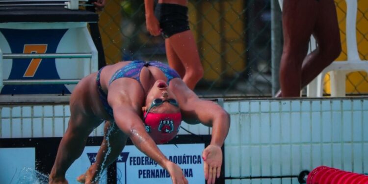 Etiene Medeiros faz volta oficial nadando “em casa”