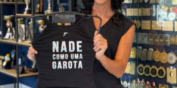 Mais que um maiô, um manifesto: “Nade Como Uma Garota” por Fabiola Molina