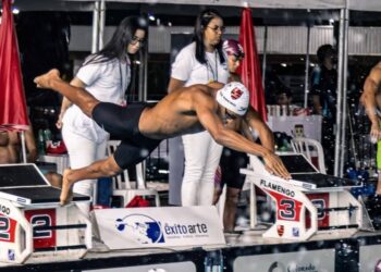 Nadador brasileiro é destaque em competição universitária nos EUA