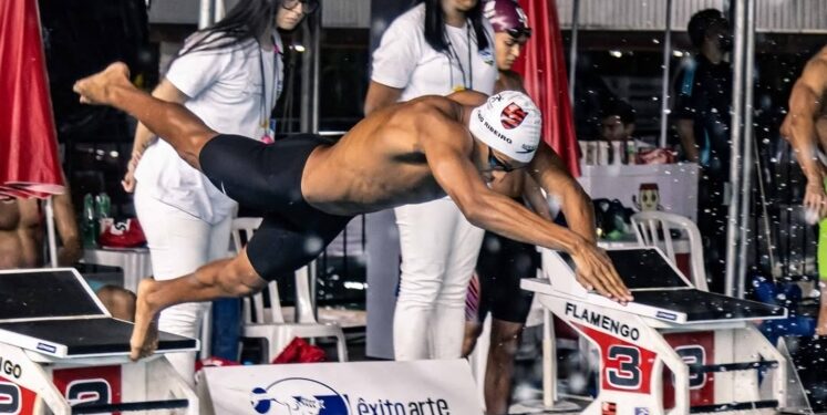 Nadador brasileiro é destaque em competição universitária nos EUA