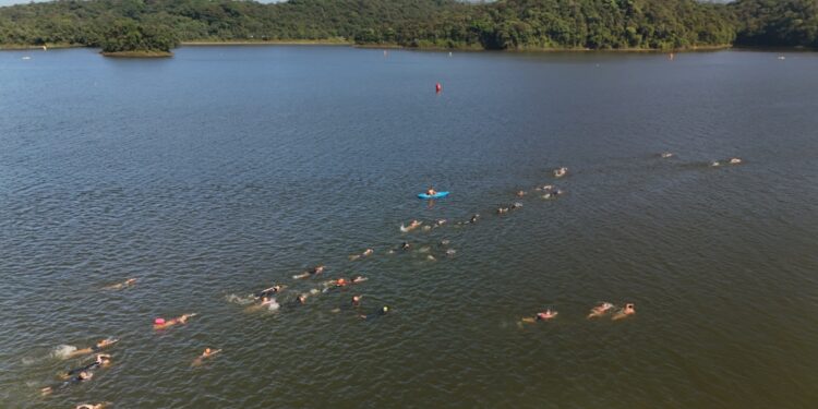 TravesSIGA agita as águas da Represa Billings em SP