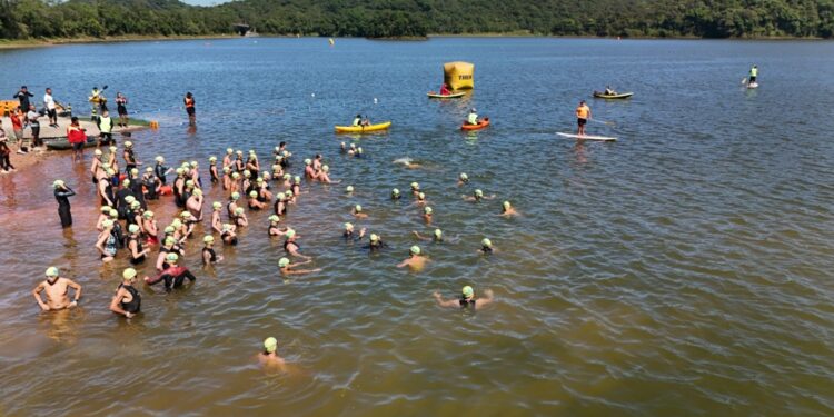 TravesSIGA agita as águas da Represa Billings em SP