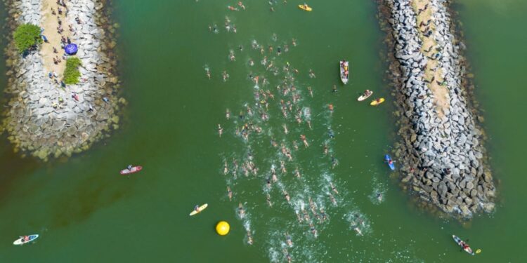 Circuito Desafio dos Mares reúne centenas de nadadores em Macaé