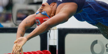 Etiene Medeiros volta com segundo tempo das eliminatórias dos 50m costas