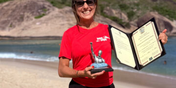 Alessandra Rodrigues completa os 36 km da Travessia do Leme ao Pontal