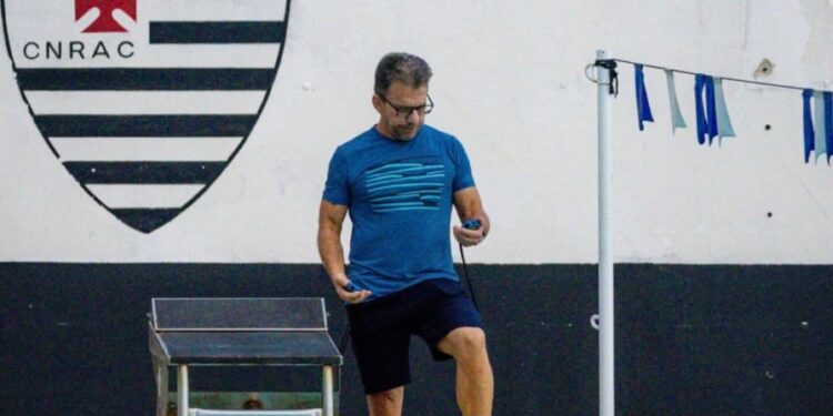 Alexandre Antunes do Álvares Cabral é o The Coach of the Meet do Brasileiro Infantil de Inverno