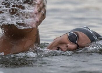 Ana Marcela Cunha faz Travessia do Canal da Mancha em novo recorde sul-americano