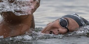 Ana Marcela Cunha faz Travessia do Canal da Mancha em novo recorde sul-americano