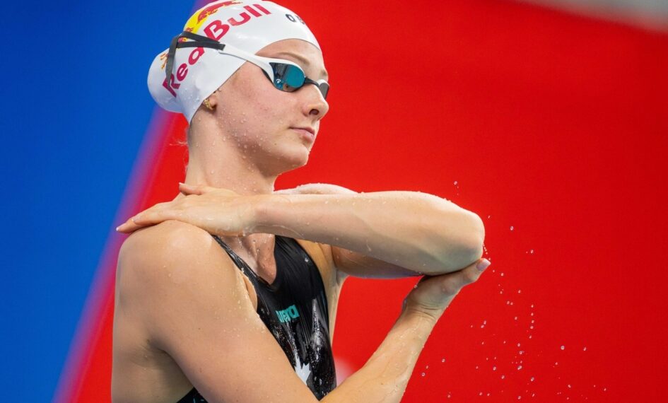 Summer McIntosh bate o recorde mais antigo da natação feminina