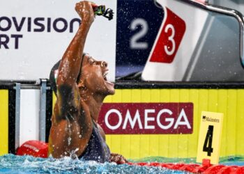 Sara Curtis bate recorde mundial 50m costas no Campeonato Europeu