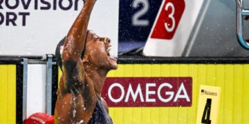 Sara Curtis bate recorde mundial 50m costas no Campeonato Europeu