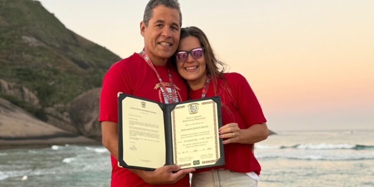 Casal completa com sucesso os 50 km da Travessia Praia Vermelha-Barra de Guaratiba