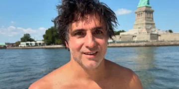 Guga Chacra nada 48 km ao redor de Manhattan em desafio de 8h35