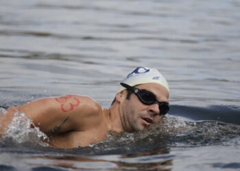 ¿Por qué debe usar aletas en los entrenamientos de aguas abiertas?