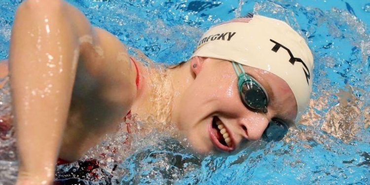La increíble capacidad de Katie Ledecky para nadar bien en temporada