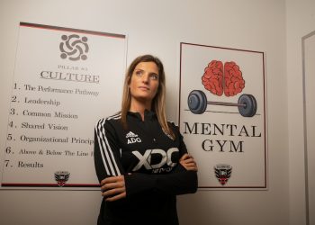 Ex-nadadora argentina tiene éxito como entrenadora mental en el fútbol estadounidense