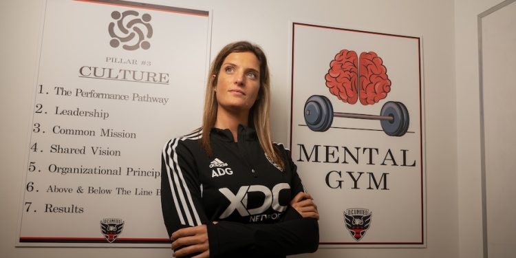 Ex-nadadora argentina tiene éxito como entrenadora mental en el fútbol estadounidense
