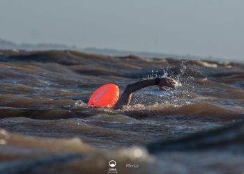 Dos argentinos se suman a la lista de nadadores que cruzaron el Rio de La Plata a nado