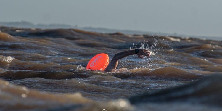 Dos argentinos se suman a la lista de nadadores que cruzaron el Rio de La Plata a nado